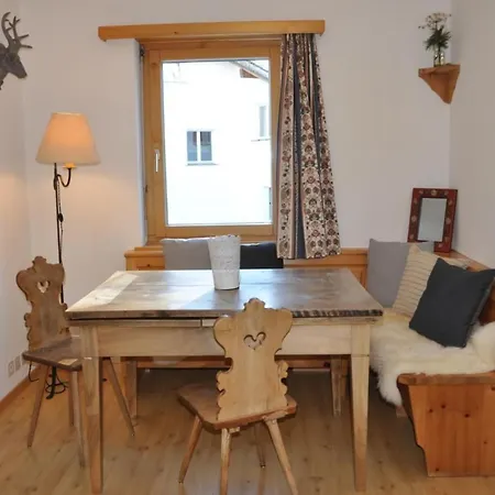 Lägenhet Chesa Sunasain V5 By Interhome